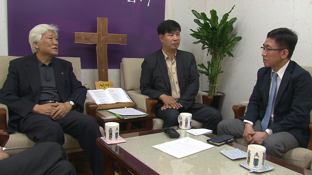 왼쪽부터 김영주 목사, 이동균 대위, 기자