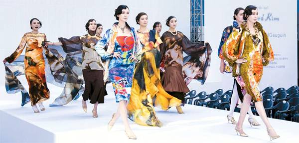 지난달 30일 서울 용산 아이파크몰에서 열린 `리마인드 앙드레 김` 패션쇼에서 고 앙드레 김의 `명화 프린트` 의상을 차려입은 모델들이 런웨이를 걷고 있다. [사진 제공 = 조성재 스튜디오아이 작가]