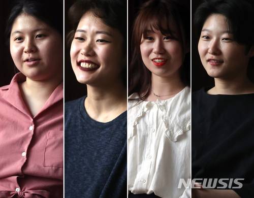 【서울=뉴시스】임태훈 기자 = 5일 오후 서울 동작구 대방동 서울여성플라자 NGO돋움센터에서 여성단체 '불꽃페미액션' 회원 선물(왼쪽부터), 해나, 서윤, 검은씨가 뉴시스와 인터뷰하고 있다. 2018.06.07.taehoonlim@newsis.com