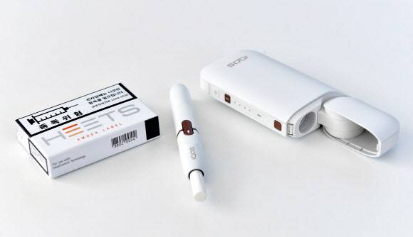 식품의약품안전처가 7일 궐련형 전자담배의 니코틴, 타르 등 인체 유해물질 함량이 일반 담배에 비해 결코 적지 않다는 내용의 시험분석 결과를 발표했다. 사진은 필립모리스의 전자담배 아이코스 기기와 충전기, 전용스틱 히츠. 2018.6.7 연합뉴스 식품의약품안전처가 7일 궐련형 전자담배의 니코틴, 타르 등 인체 유해물질 함량이 일반 담배에 비해 결코 적지 않다는 내용의 시험분석 결과를 발표했다. 사진은 필립모리스의 전자담배 아이코스 기기와 충전기, 전용스틱 히츠. 2018.6.7 연합뉴스