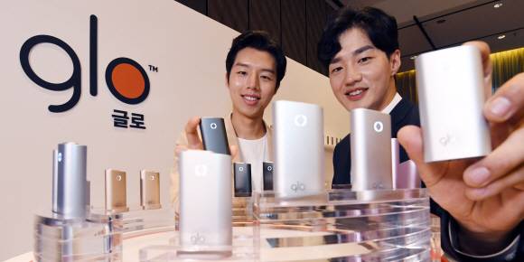 - 10일 오전 서울 종로구 당주동 포시즌스 호텔에서 브리티쉬 아메리칸 토바코 코리아(BAT 코리아) 홍보모델들이 신개념 히팅 디바이스인 ‘글로(glo)’를 들고 포즈를 취하고 있다. 글로는 전용 담배인 던힐 네오스틱을 가열하는 전자기기로 사용 후 기기에 재가 남지 않아 청소가 용이하다. 한번의 충전으로 20회 이상 연속 사용 가능한 것이 특징이다. 2017.8.10 손형준 기자 boltagoo@seoul.co.kr - 10일 오전 서울 종로구 당주동 포시즌스 호텔에서 브리티쉬 아메리칸 토바코 코리아(BAT 코리아) 홍보모델들이 신개념 히팅 디바이스인 ‘글로(glo)’를 들고 포즈를 취하고 있다. 글로는 전용 담배인 던힐 네오스틱을 가열하는 전자기기로 사용 후 기기에 재가 남지 않아 청소가 용이하다. 한번의 충전으로 20회 이상 연속 사용 가능한 것이 특징이다. 2017.8.10 손형준 기자 boltagoo@seoul.co.kr
