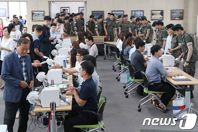 6·13 지방선거 사전투표일인 8일 오전 경기도 남양주시 별내행정복지센터에서 시민들이 투표를 하고 있다. 사전투표는 8~9일 이틀간 오전 6시~오후 6시까지 신분증만 있으면 전국 3512개 사전투표소 어디에서나 별도의 신고 없이 투표가 가능하다. 2018.6.8/뉴스1 © News1 임세영 기자
