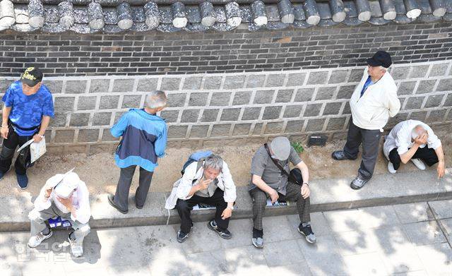 [저작권 한국일보] 5일 서울 종로구 탑골공원에서 노인들이 휴식를 취하고 있다. 배우한 기자