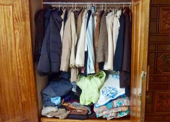 이 옷장에서 패딩점퍼와 두꺼운 코트만 정리해도 공간이 많이 생긴다. [사진 정리정돈은비움]