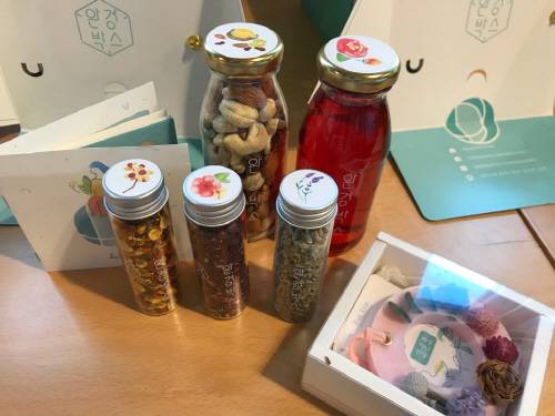 달고리의 '완경박스' 구성품 일부. 견과류, 장미청 등 몸에 좋은 것들과 방향제, 카드, 손수건 등이 들어있다. [사진 = 김민지 인턴기자]