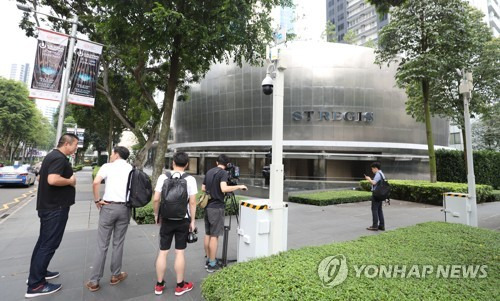 세인트 리지스 호텔이 보안 강화한 까닭은? (싱가포르=연합뉴스) 한상균 기자 = 8일 미국과 실무협의를 진행했던 김창선 북한 국무위원회 부장이 머물고 있는 싱가포르 세인트 리지스 호텔에 CCTV가 설치돼 있다.      김창선 부장은 이날 새벽 입국해 이 호텔에 투숙했다. 호텔은 전날 추가로 CCTV를 설치했다.     xyz@yna.co.kr