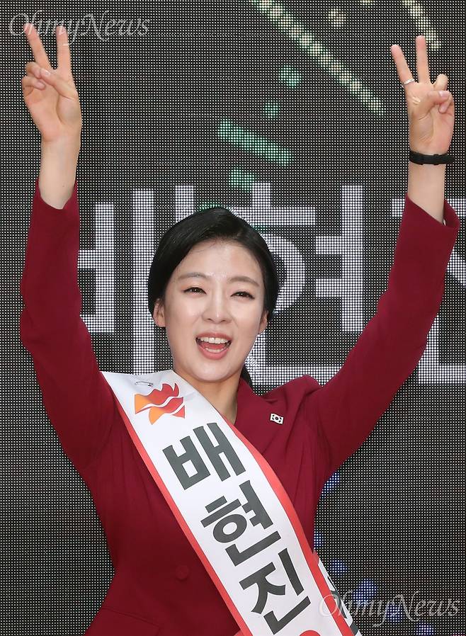 서울 송파을 국회의원 재보궐 선거에 출마한 배현진 자유한국당 후보가 8일 서울 송파구 서호사거리에서 지지를 호소하고 있다.  ⓒ남소연