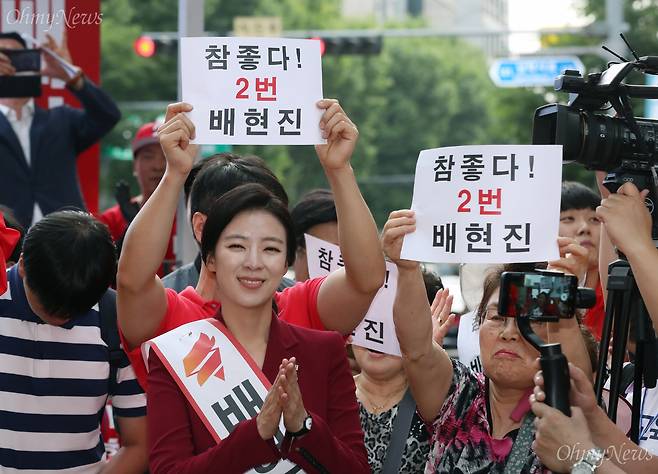 서울 송파을 국회의원 재보궐 선거에 출마한 배현진 자유한국당 후보가 8일 서울 송파구 서호사거리에서 유세 도중 시민들의 환호에 박수치고 있다.  ⓒ남소연