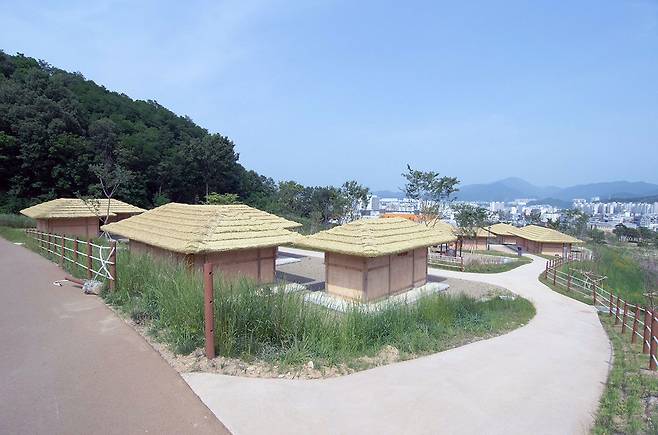 새마을운동의 변천사를 보여준다는 새마을 테마촌. 아래쪽은 초가집이다. ⓒ장호철