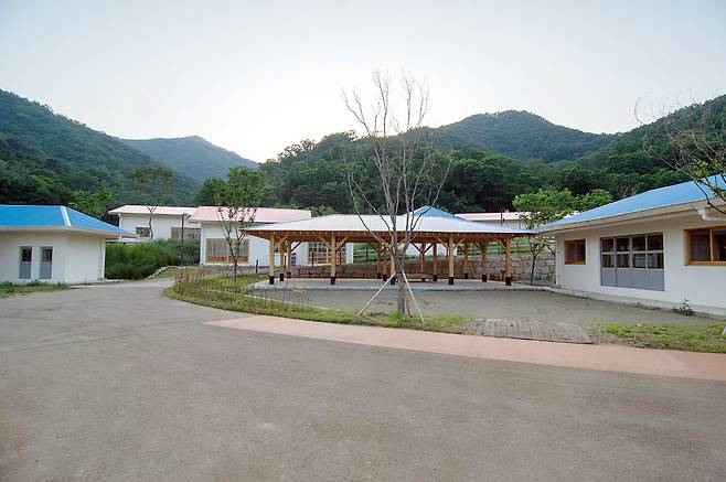 아직 공사가 끝나지 않은 새마을 테마촌의 위쪽 풍경. 초가집은 슬레이트 지붕으로 바뀌었다. ⓒ장호철