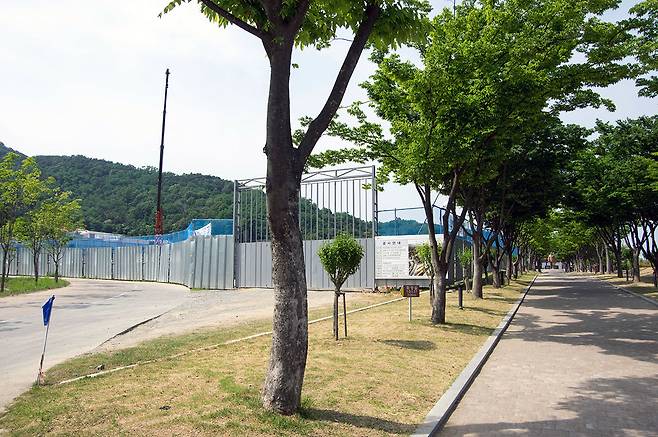 철판으로 가린 역사자료관 공사 현장. 오른쪽으로 멀리 박정희 동상이 보인다. ⓒ장호철