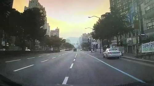 A씨의 차량 블랙박스에 차선을 위반해 달리는 모습이 기록돼있다. [부산지방경찰청 제공=연합뉴스]