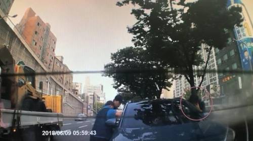 A씨 차량 고의추돌해 막아세운뒤 구조 붉은 선으로 표시한 사람이 전진호 경정 [부산지방경찰청 제공=연합뉴스]