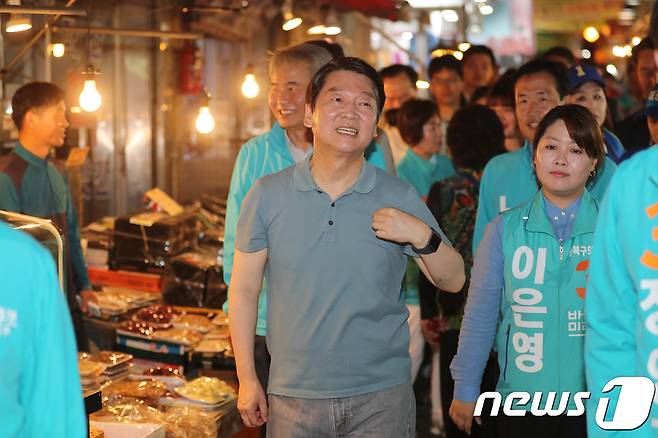 안철수 바른미래당 서울시장 후보가 9일 오전 서울 성북구 장위전통시장에서 시민들에게 지지를 호소하고 있다. 2018.6.9/뉴스1 © News1 임세영 기자