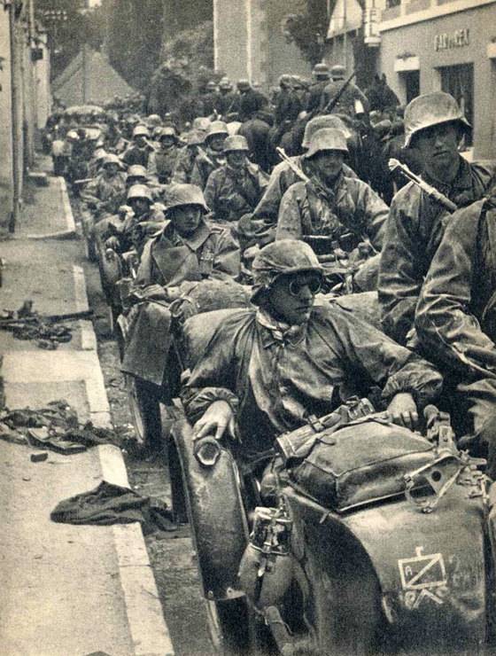 제2차 세계대전 나치독일 친위대 소속 오토바이 부대가 전진하고 있다.