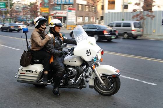 육군 헌병 오토바이가 '수험생 수송 작전'을 펼치고 있다. [사진 육군]