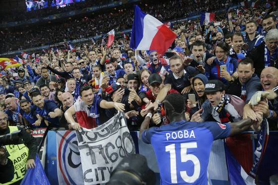 지난 2016년 7월 열린 유로2016 8강전에서 아이슬란드전 골을 넣었던 프랑스의 폴 포그바가 자국 팬들과 함께 기쁨을 나누고 있다. [AP=연합뉴스]