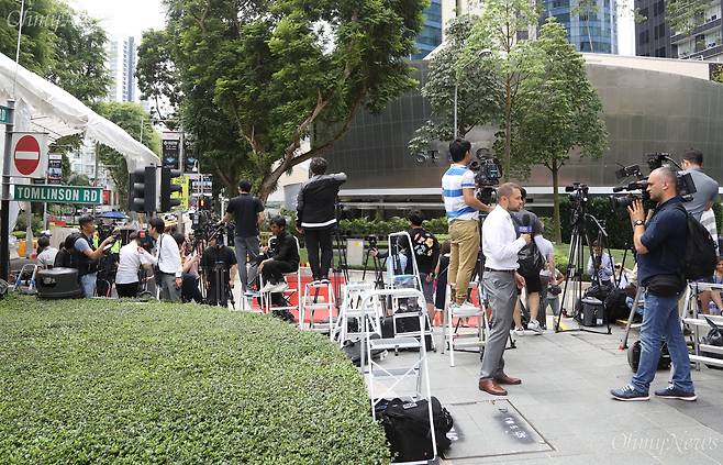 북미정상회담을 이틀 앞둔 10일 오전 김정은 북한 국무위원장의 숙소인 싱가포르 세인트 리지스 호텔 앞에서 국내외 취재진들이 열띤 취재를 하고 있다. ⓒ유성호