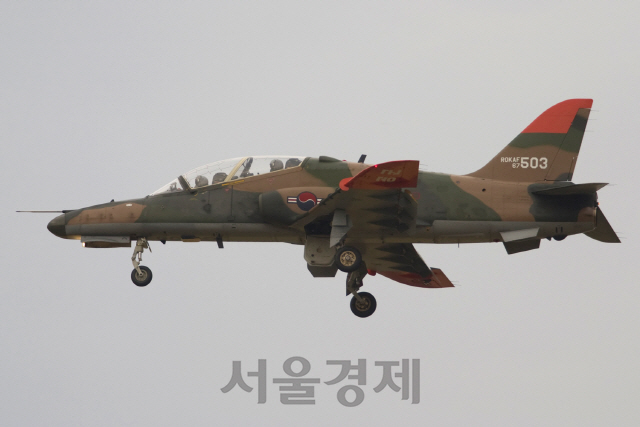 태극마크를 단 호크기. 한국 공군은 1992년 20대의 호크 훈련기(Hawk 67)를 발주, 2013년 퇴역시켜 해외판매하기 직전까지 고등훈련기로 활용했다. 호크를 밀어낸 기종이 바로 국산 T-50 초음속 고등훈련기다.