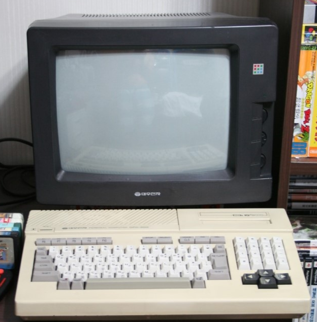 백색 아이큐2000과 블랙 모니터