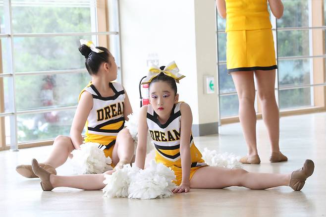 참가한 선수들은 경기의 완성도를 위해 유연성 훈련을 하기도 했다. 우상조 기자