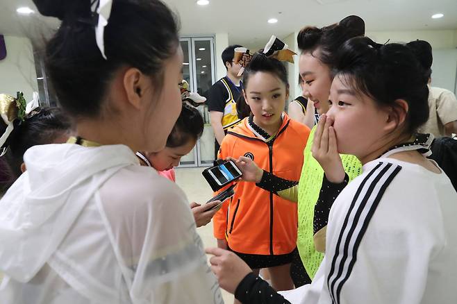 선수들은 서로의 연습 과정을 핸드폰으로 촬영하고, 이를 함께 살펴보며 문제점을 개선했다. 우상조 기자