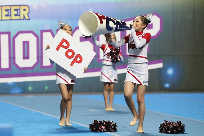 '팝콘 매직' 팀이 퍼포먼스 치어리딩을 선보이고 있다. 우상조 기자