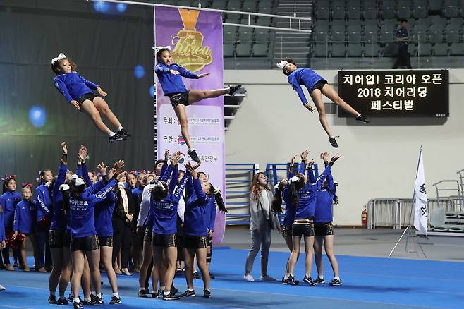 대한치어리딩 국가대표 주니어 팀 선수들이 공중 치어리딩을 선보이고 있다. 우상조 기자