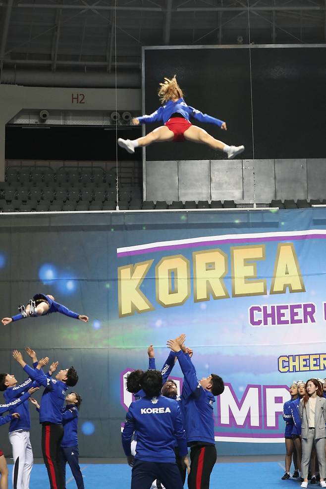 대한치어리딩 국가대표 선수들 치어리딩을 선보이고 있다. 선수들은 이날 공연한 어느팀보다 높은 위치까지 날아오른 공연을 선보였다. 우상조 기자