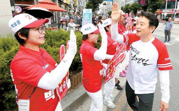 남경필 자유한국당 경기도지사 후보가 11일 경기도 동두천시 지행역 사거리에서 유세를 하고 있다. [한주형 기자]