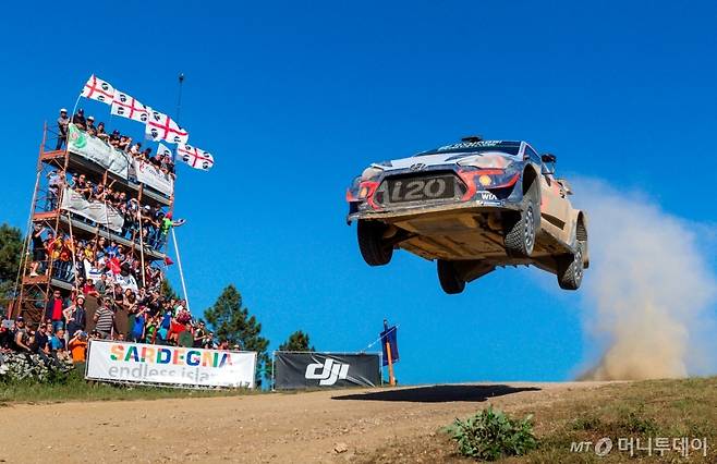 현대자동차 ‘i20 WRC’ 랠리카가 ‘2018 WRC 이탈리아 랠리’에서 달리는 모습/사진제공=현대차
