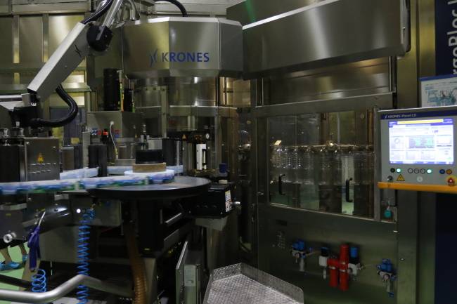 생수병을 만드는 ‘성형기’와 라벨을 부착하는 ‘라벨러’, 생수를 담는 ‘충진기’가 블록형으로 구성된 설비인 독일 크로네스사의 에르고블록L(Ergo block L). [사진제공=이마트]