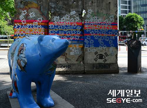 한 화가가 낙서로 훼손한 베를린 장벽의 모습. 베를린 장벽은 2005년 베를린시가 청계천 복원 완공 시점에 맞춰 서울시에 기증한 것. 당시 독일 베를린시는 우리나라의 통일을 기원하며 장벽을 서울시에 기증했다.