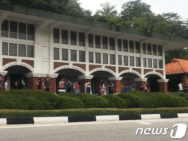 카펠라 주변에는 휴가를 맞아 센토사섬을 찾은 관광객들이 회담 관련 장면을 보기위해 오전부터 기다리는 모습이 목격됐다.© News1