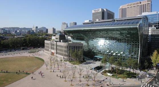 서울시 청사 모습. 서울시는 최근 시금고 은행을 104년 만에 바꿨다. [중앙포토]