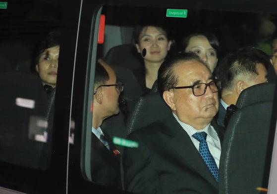 북미정상회담을 하루 앞둔 11일 오후 김정은 북한 국무위원장과 함께 심야 외출에 나섰던 김여정 노동당 제1부부장, 리수용 북한 당중앙위원회 부위원장등이 숙소인 싱가포르 세인트 리지스호텔로 들어오고 있다. [연합뉴스]