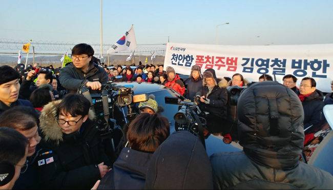 자유한국당 의원들이 지난 2월 25일 새벽 경기도 파주시 통일대교 앞에서 `북한 김영철 노동당 중앙위원회 부위원장 겸 통일전선부장의 방한 철회`를 촉구하는 시위를 벌이며 경찰과 대치하고 있다. [사진=연합뉴스 제공]