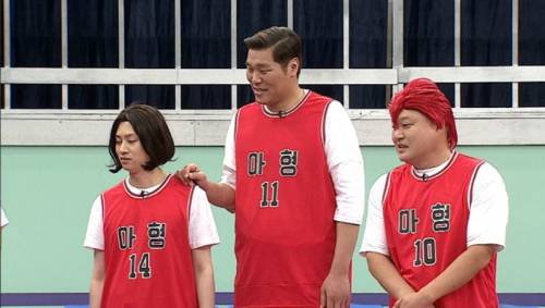 jtbcm 아는 형님에서 김희철(177cm) 서장훈(205cm) 강호동(182cm)이 나란히 서있다. 서장훈이 고개를 조금 숙였음에도 강호동이 어깨밑에 있는 등 키차이가 확연하다.