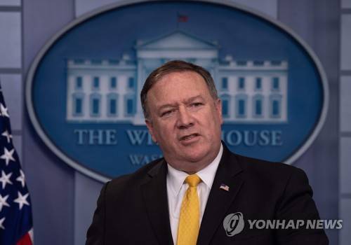 폼페이오 "김정은 '비핵화 준비돼있다' 개인적으로 말해" (워싱턴 AFP=연합뉴스) 마이크 폼페이오 미국 국무장관이 7일(현지시간) 백악관 브리핑룸에서 북미 정상회담과 관련한 기자회견을 하고 있다.       폼페이오 장관은 이날 백악관 회견에서 "김정은 북한 국무위원장이 비핵화할 의지가 있으며, 준비돼 있다고 나에게 개인적으로 말했다"고 밝혔다. 2018.6.8 [워싱턴 AFP 자료사진]      photo@yna.co.kr