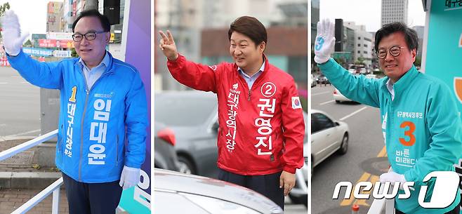 6·13 지방선거를 하루 앞둔 12일 오전 대구시장 후보자들이 주요 지점에서 아침인사로 선거운동 마지막날 일정을 시작하고 있다. 왼쪽부터 성서공단네거리를 찾은 임대윤 더불어민주당 대구시장 후보, 수성교를 찾은 권영진 자유한국당 대구시장 후보, 반월당네거리를 찾은 김형기 바른미래당 대구시장 후보. 2018.6.12/뉴스1 © News1 공정식 기자