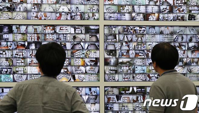 6·13 지방선거 투표일인 13일 오전 경기도 과천시 중앙선거관리위원회 상황실에 마련된 관내사전투표함 보관장소 CCTV 통합관제센터에서 선관위 관계자들이 업무를 보고 있다. 2018.6.13/뉴스1 © News1 박지수 기자