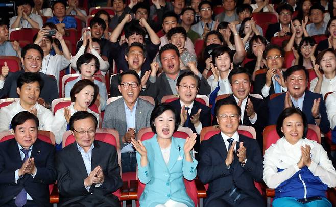 더불어민주당 추미애 대표(앞줄 가운데) 등 지도부가 국회 의원회관에 마련된 당 선거상황실에서 여당 압승으로 조사괸 방송3사 출구조사 예측결과를 보며 환호하고 있다. 권호욱 선임기자