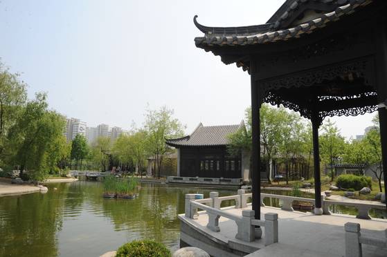 경기도와 중국 광둥성의 우호협약에 따라 경기 수원시 효원공원에 들어선 전통 중국식 정원 '월화원' 내부 모습. [사진 수원시포토뱅크]