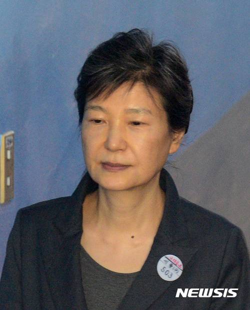 【서울=뉴시스】권현구 기자 = 박근혜 전 대통령이 지난해 9월18일 서울 서초구 서울중앙지법에서 열린 '국정농단' 72차 공판에 출석하고 있다. 2017.09.18. stoweon@newsis.com