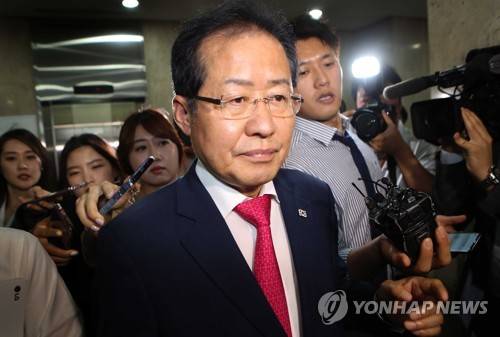 당사 나서는 홍준표 대표 (서울=연합뉴스) 최재구 기자 = 자유한국당 홍준표 대표가 14일 사퇴 의사를 밝히고 서울 여의도 당사를 나서고 있다.     jjaeck9@yna.co.kr