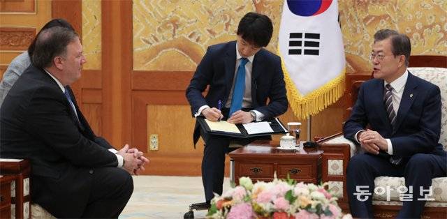 문재인 대통령이 14일 청와대에서 마이크 폼페이오 미국 국무장관을 접견하고 이틀 전 싱가포르에서 열린 북-미 정상회담 결과 및  한미 공조 방안 등을 논의하고 있다. 폼페이오 장관은 문 대통령에게 “김정은 위원장과 관계가 돈독한 문 대통령이 비핵화 과정에서  주도적인 역할을 해달라”고 말했다. 원대연 기자 yeon72@donga.com