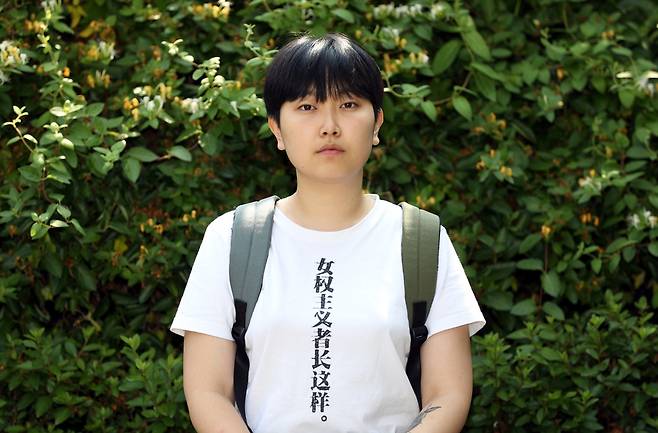 불꽃페미액션 활동가 이가현씨가 지난 5일 서울 마포구 한겨레신문사 9층 옥상 정원에서 카메라를 정면으로 응시하고 있다. 강재훈 선임기자 khan@hani.co.kr