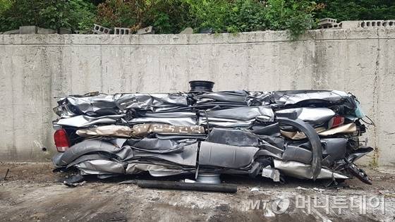 경기도 양주의 한 폐차업체 한쪽에 쌓여있는 압축된 폐자동차 차체가 형체를 알아보기 어려운 모습이다. / 사진=김영상 기자
