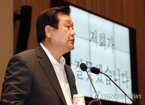 총선 불출마 밝히는 김무성 (서울=연합뉴스) 김현태 기자 = 15일 오후 국회에서 열린 자유한국당 의원총회에서 김무성 의원이 차기 총선에 불출마를 밝히고 있다.     mthkt@yna.co.kr