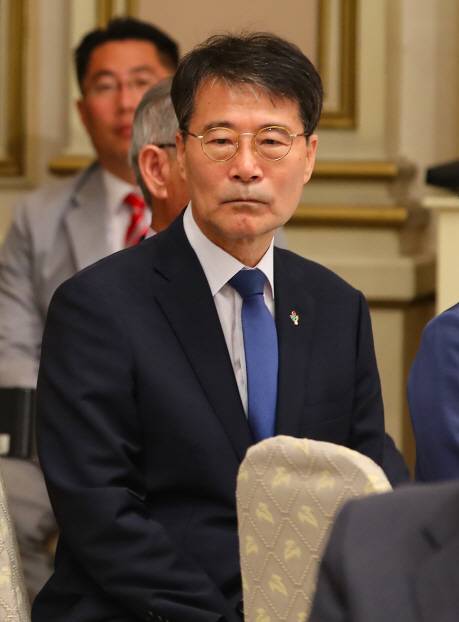장하성 청와대 정책실장이 호국 보훈의 달을 맞아 5일 오전 청와대 영빈관에서 열린 국가유공자 및 보훈가족 초청 오찬에서 문재인 대통령의 인사말을 듣고 있다. (사진=연합뉴스)
